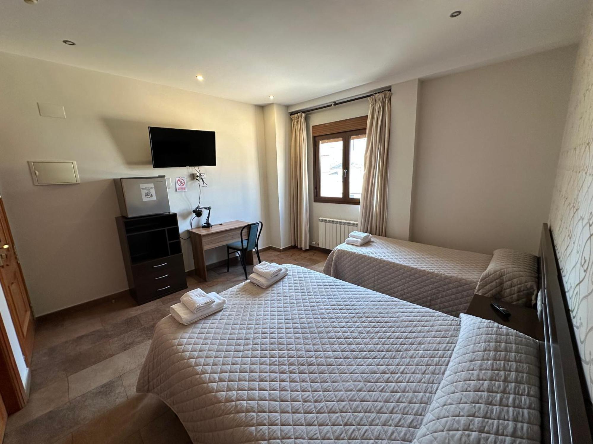 Hostal Venecia Monzón Exteriör bild